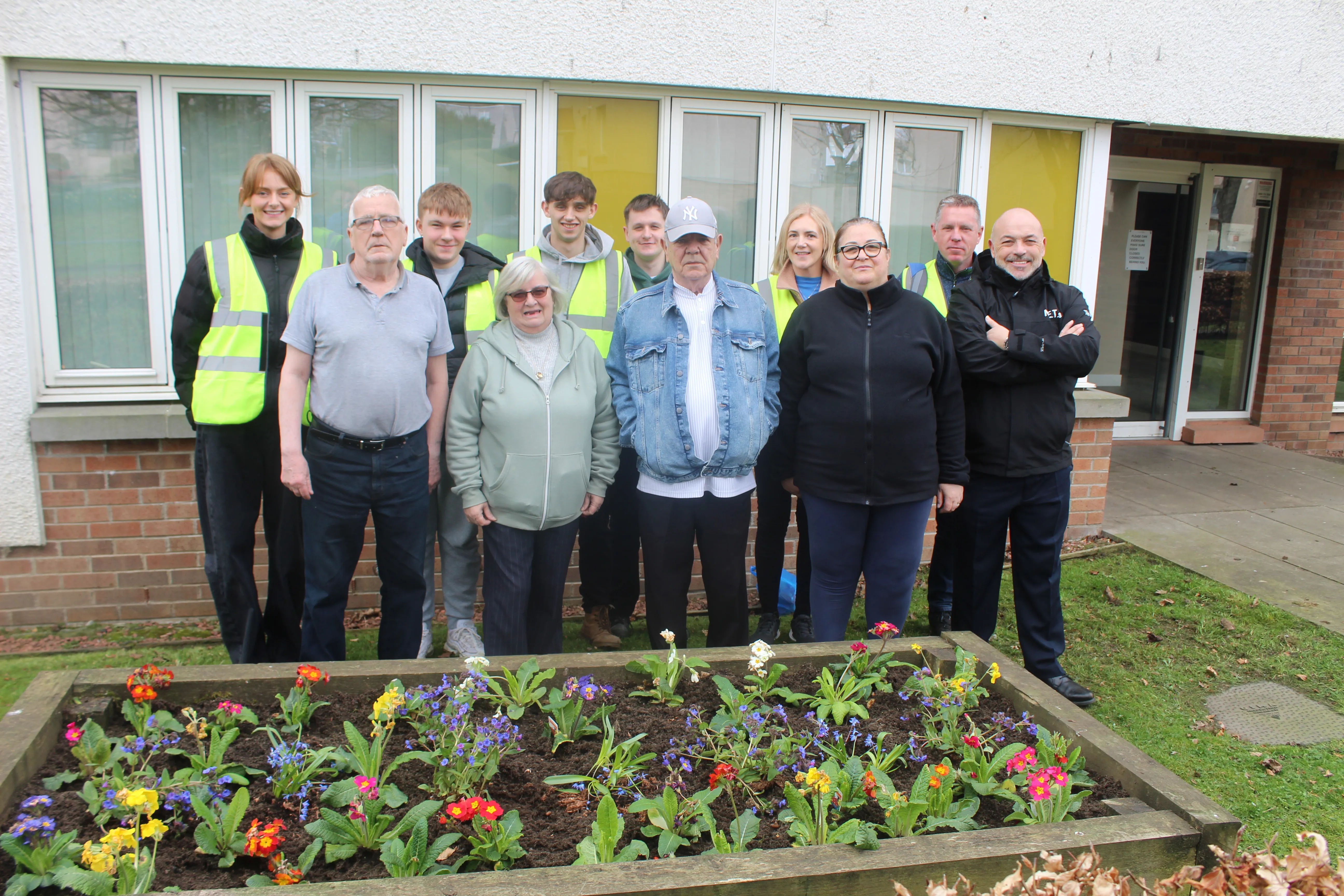 volunteers-from-shell-and-aviva-planted-flowers-at-the-livingwell-service-in-carntyne.JPG